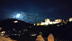 Una struttura simile a un castello, con diversi edifici, una scala e un camino in mattoni.