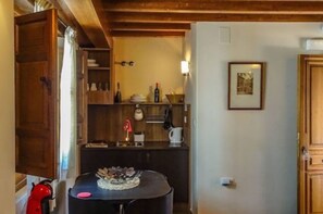 Interior - Executive Studio. Alhambra Apartments (Granada)