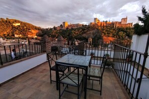 Outdoor dining - Side views studio. Arab wall (Granada)
