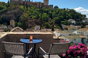 Outdoor dining - Standard Studio. Alhambra Apartments (Granada)