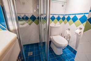 Een douche, een haardroger, handdoeken