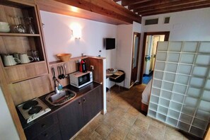 Refrigerador, microondas, parrilla de estufa y cafetera y tetera