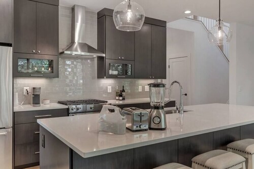 New Luxury Modern Farmhouse, Downtown C'Ville