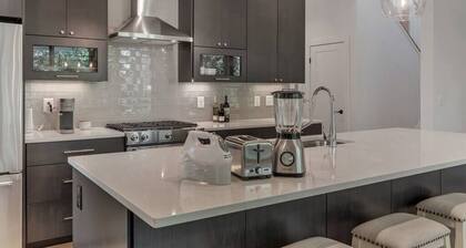 New Luxury Modern Farmhouse, Downtown C'Ville