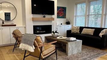 Télévision, cheminée, table de tennis de table