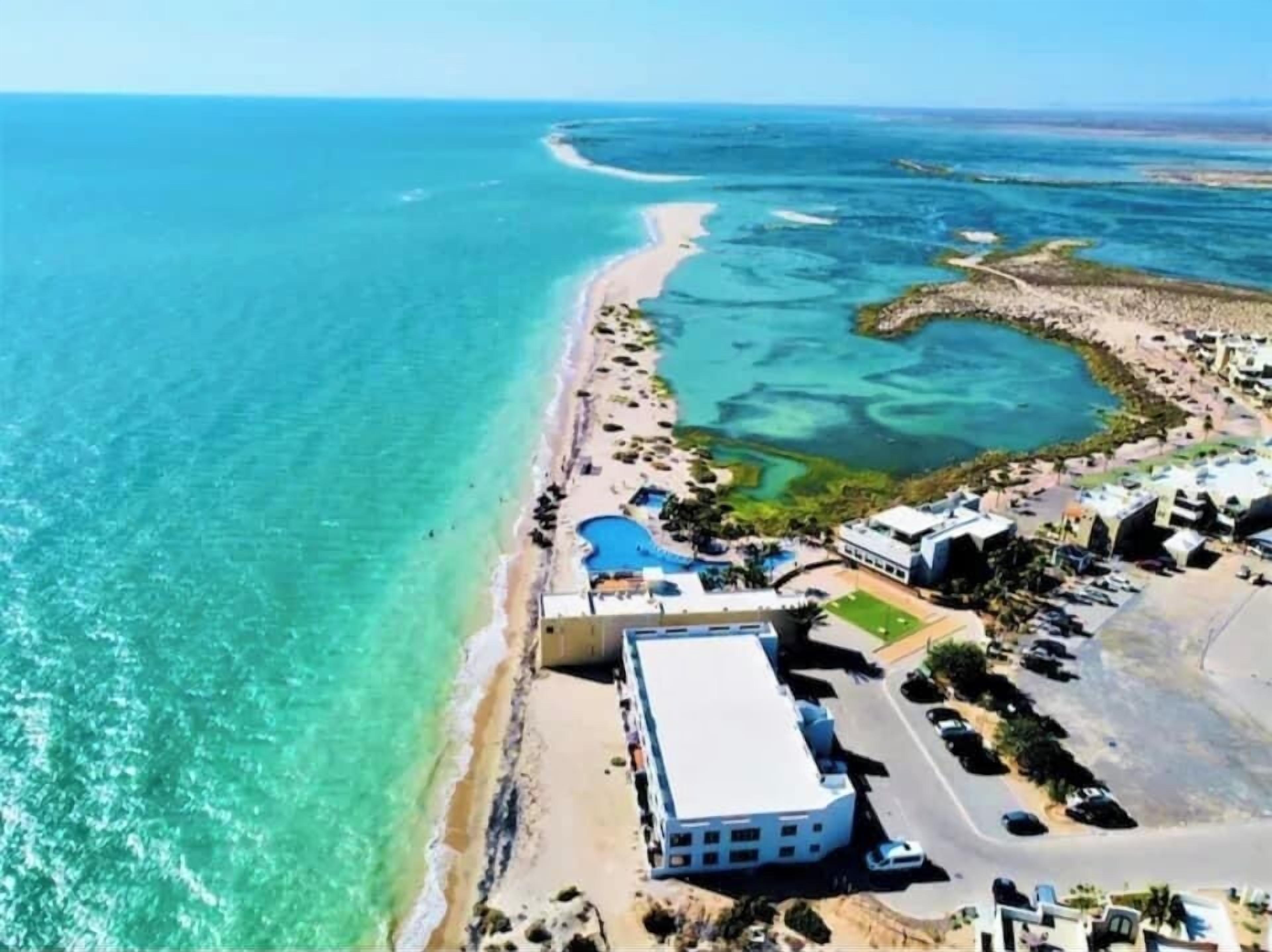 Plage, chaises longues, serviettes de plage