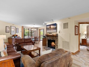 Smart TV, fireplace, DVD player - Silver King 205 | 150 Yards to Lifts | Fireplace | Kitchen | Pool & Hot Tub (Park City)