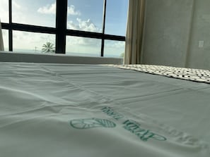 Apartamento Luxo com Varanda Vista Mar | 1 dormitorio, ropa de cama de alta calidad, minibar y escritorio