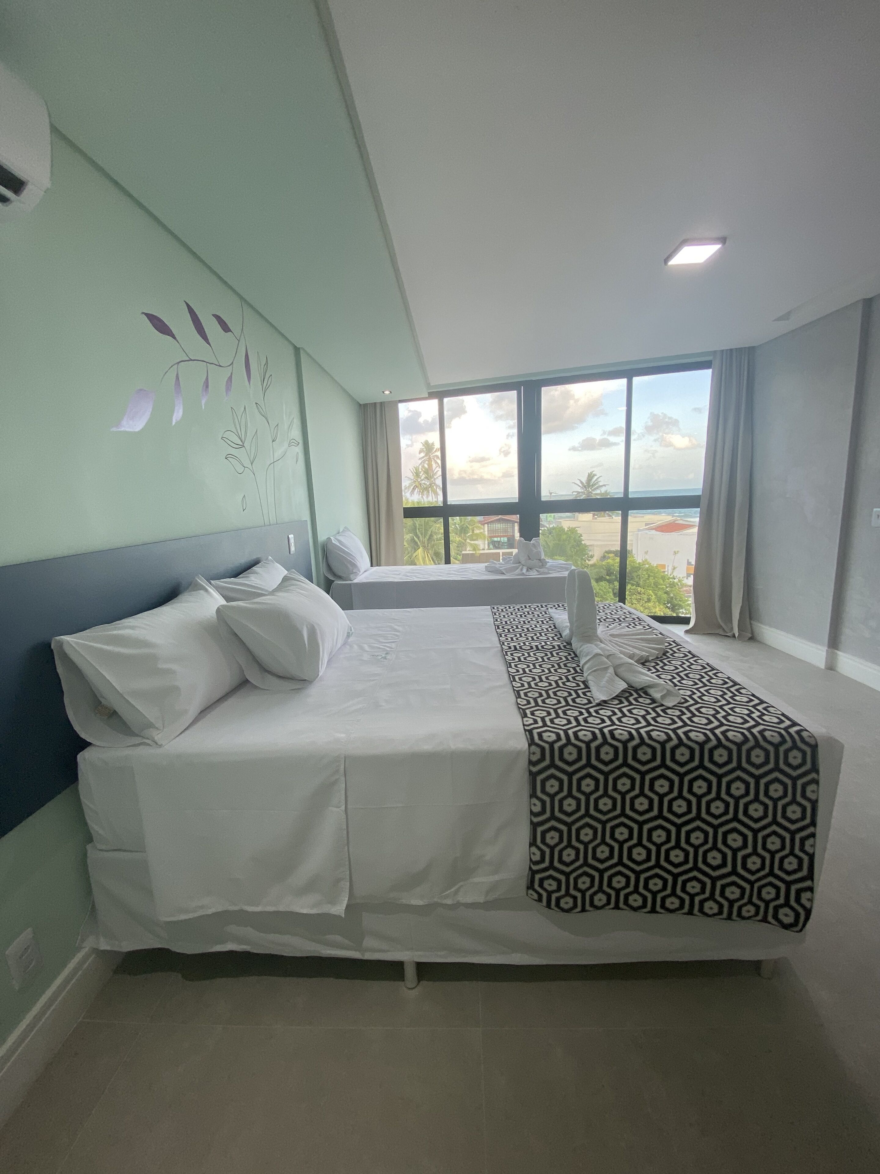 Apartamento Luxo com Varanda Vista Mar | 1 quarto, roupas de cama premium, frigobar, escrivaninha