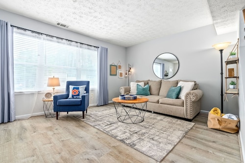 King bed 3 bedroom Townhouse close to Toomers!