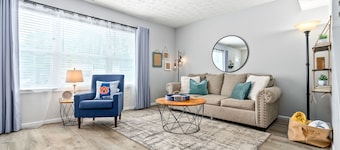 King bed 3 bedroom Townhouse close to Toomers!