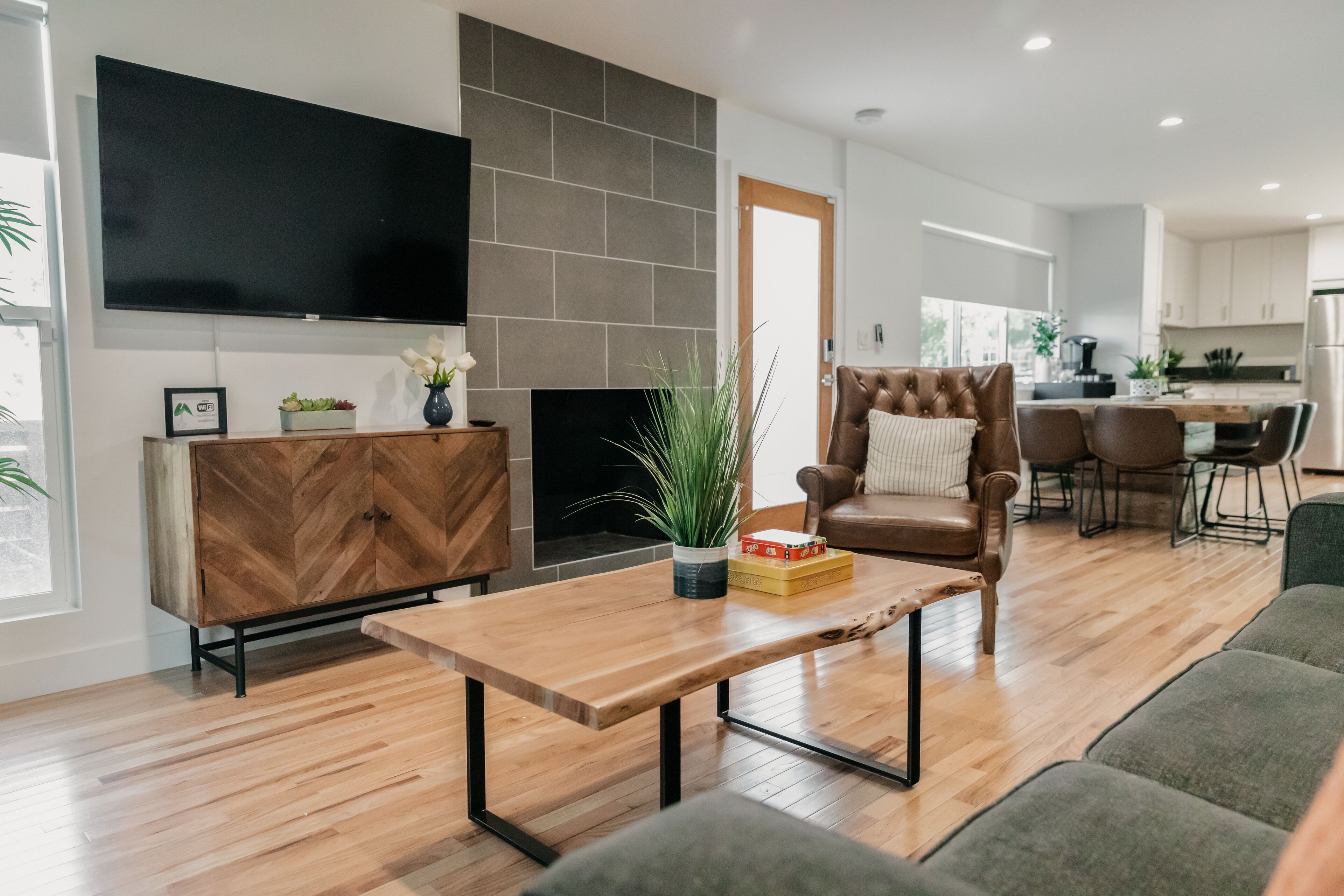 ☞ Spacious Master Suites ☞ Close to SoCal Theme Parks ☞ Crib