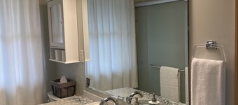 Clean, fun, comfy ranch home near parks, 2.5 mi to Mayo w Pingpong and Playroom