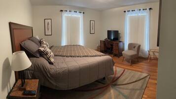 3 bedrooms, desk, iron/ironing board, travel cot