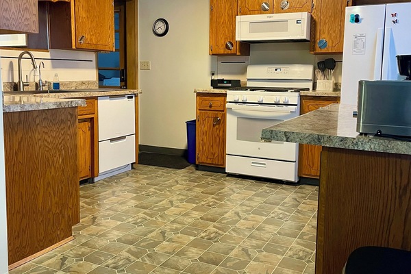 Frigorífico, microondas, horno y placa de cocina