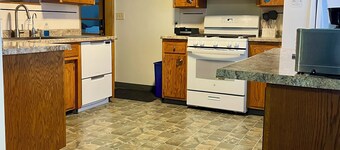 Clean, fun, comfy ranch home near parks, 2.5 mi to Mayo w Pingpong and Playroom