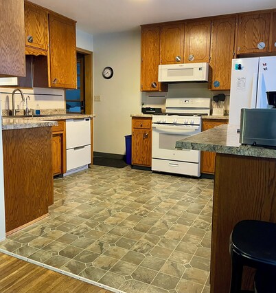 Clean, fun, comfy ranch home near parks, 2.5 mi to Mayo w Pingpong and Playroom