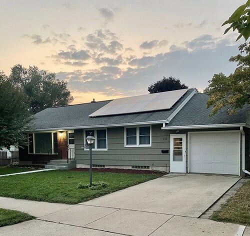 Clean, fun, comfy ranch home near parks, 2.5 mi to Mayo w Pingpong and Playroom