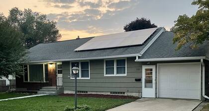 Clean, fun, comfy ranch home near parks, 2.5 mi to Mayo w Pingpong and Playroom