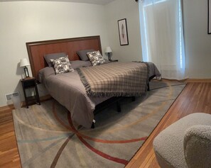 3 bedrooms, desk, iron/ironing board, travel crib
