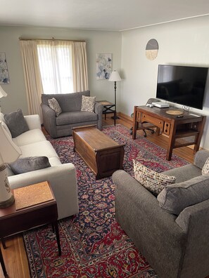 Smart-TV, Videospiele, Tischtennisplatte, Bücher