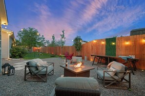 Outdoor dining - HOT TUB - Entire NEW Home - Walk to Light Rail - King Beds - Firepit Theatre (Commerce City)