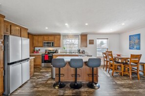 Refrigerador, microondas, horno y parrilla de estufa