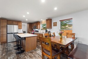 Dining - HOT TUB - Entire NEW Home - Walk to Light Rail - King Beds - Firepit Theatre (Commerce City)