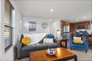 Smart TV, computer monitors - HOT TUB - Entire NEW Home - Walk to Light Rail - King Beds - Firepit Theatre (Commerce City)