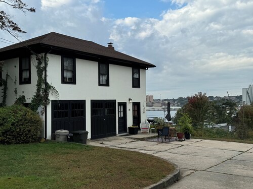 Cozy Carriage House near Mystic 
