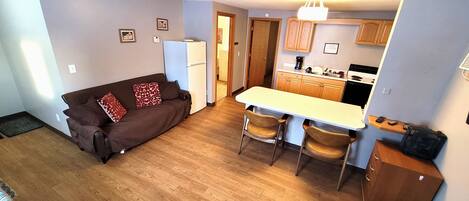 Basic Suite | Living area