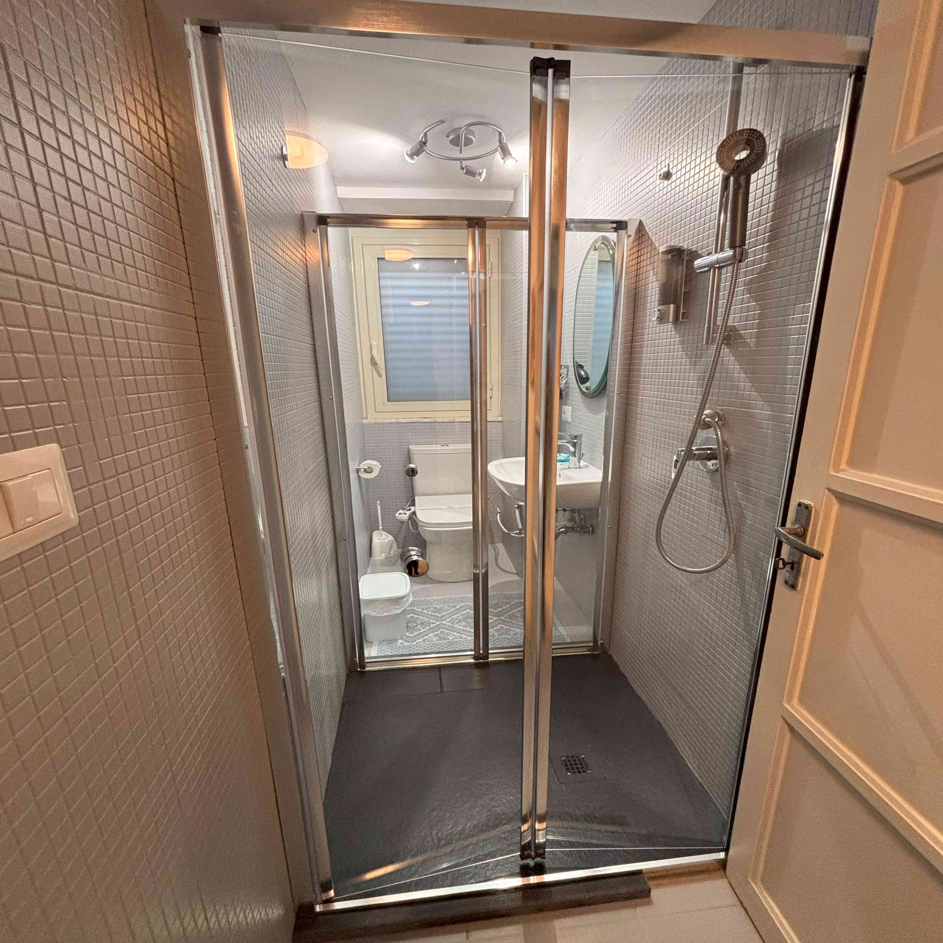 Deluxe Quadruple Room | Bathroom
