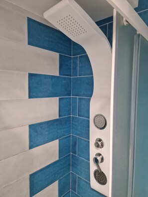 Deluxe-rum | Badrum | Dusch, regndusch, gratis toalettartiklar och hårtork