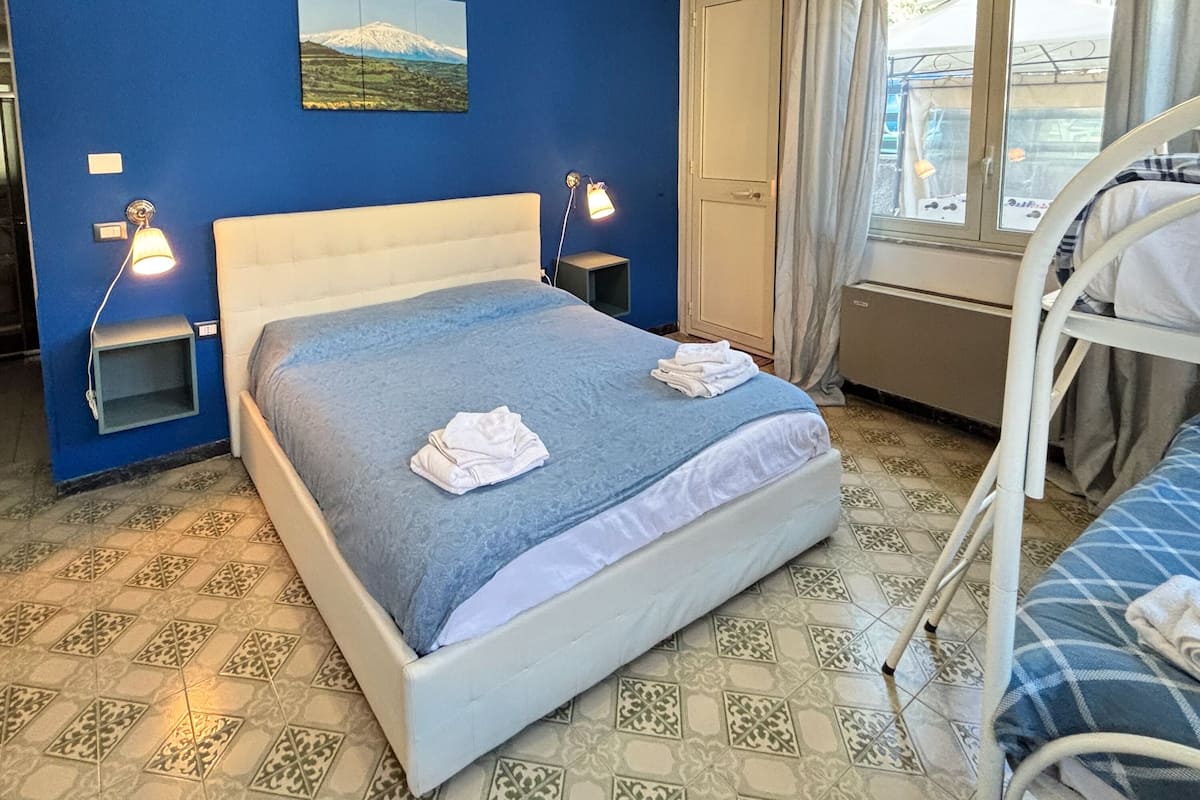 Quarto quádruplo luxo | 1 quarto, roupas de cama premium, edredons de pluma