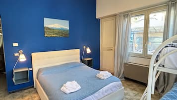 Neljän hengen deluxe-huone | Ylelliset vuodevaatteet, untuvapeitot, pillowtop-patjalliset sängyt