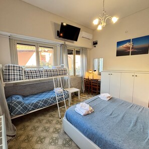 Chambre quadruple Deluxe | Literie de qualité, couette en duvet, lit avec matelas à plateau-coussin