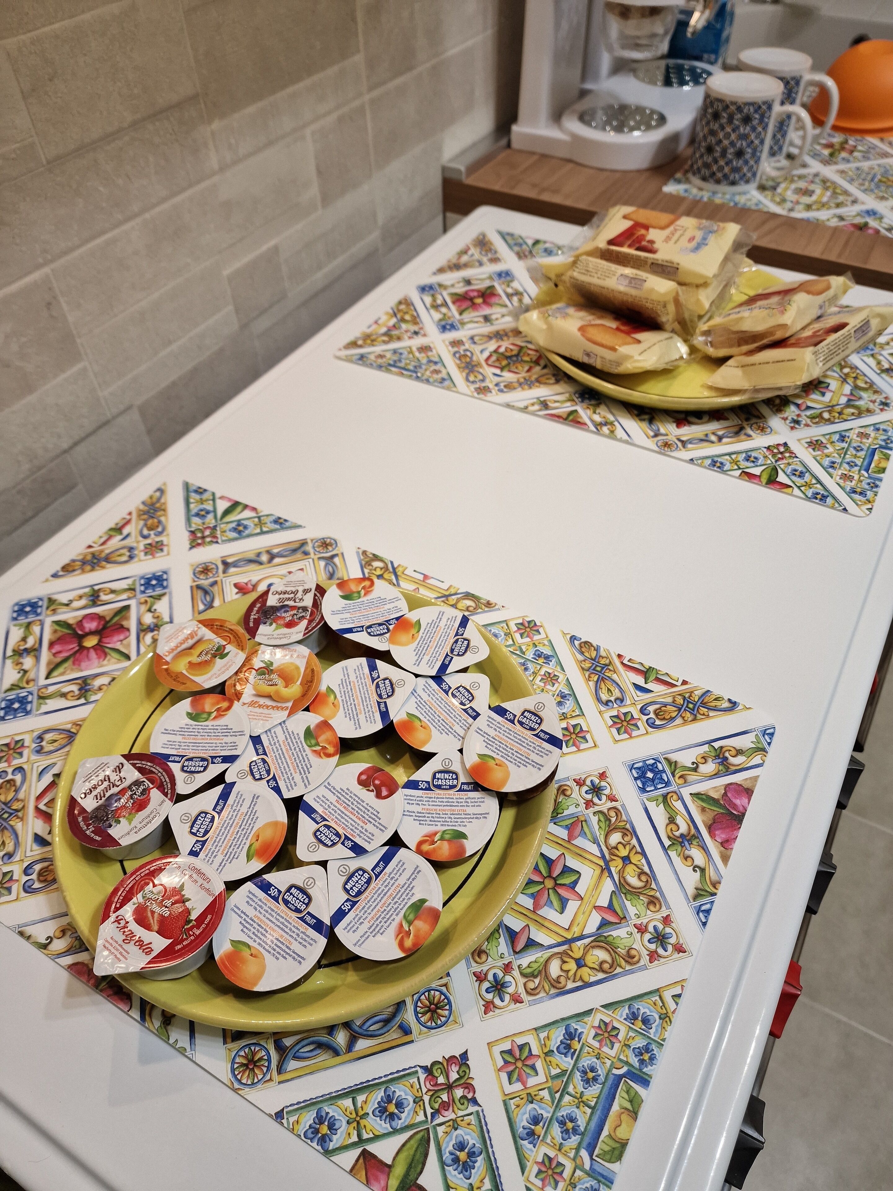 Una mesa de buffet con diversos alimentos y un elegante revestimiento de azulejos.