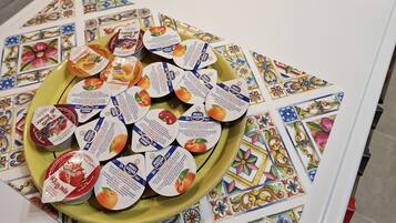 Una mesa de buffet con diversos alimentos y un elegante revestimiento de azulejos.