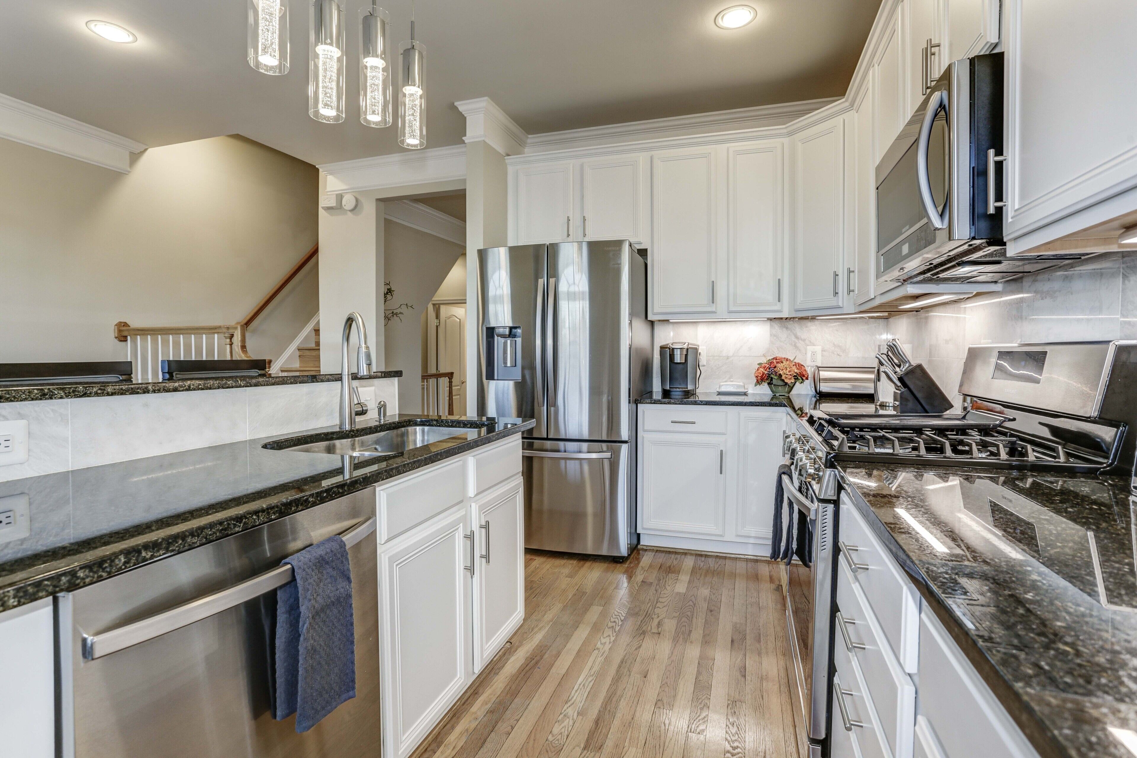 Réfrigérateur, micro-ondes, plaque de cuisson, lave-vaisselle