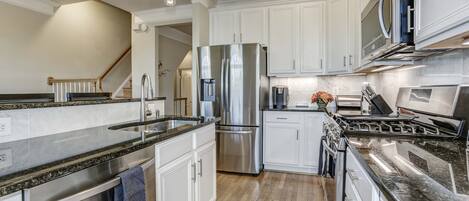 Fridge, microwave, stovetop, dishwasher