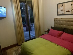 2 slaapkamers, een bureau, een strijkplank/strijkijzer, wifi