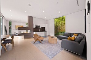 TV connectée, cheminée, espaces bureaux