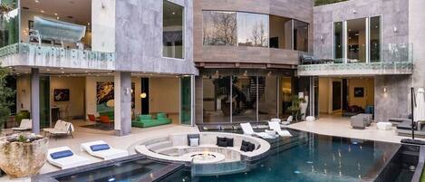 حمّام سباحة مُدفَّأ