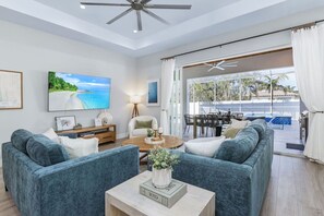 Smart TV, fireplace