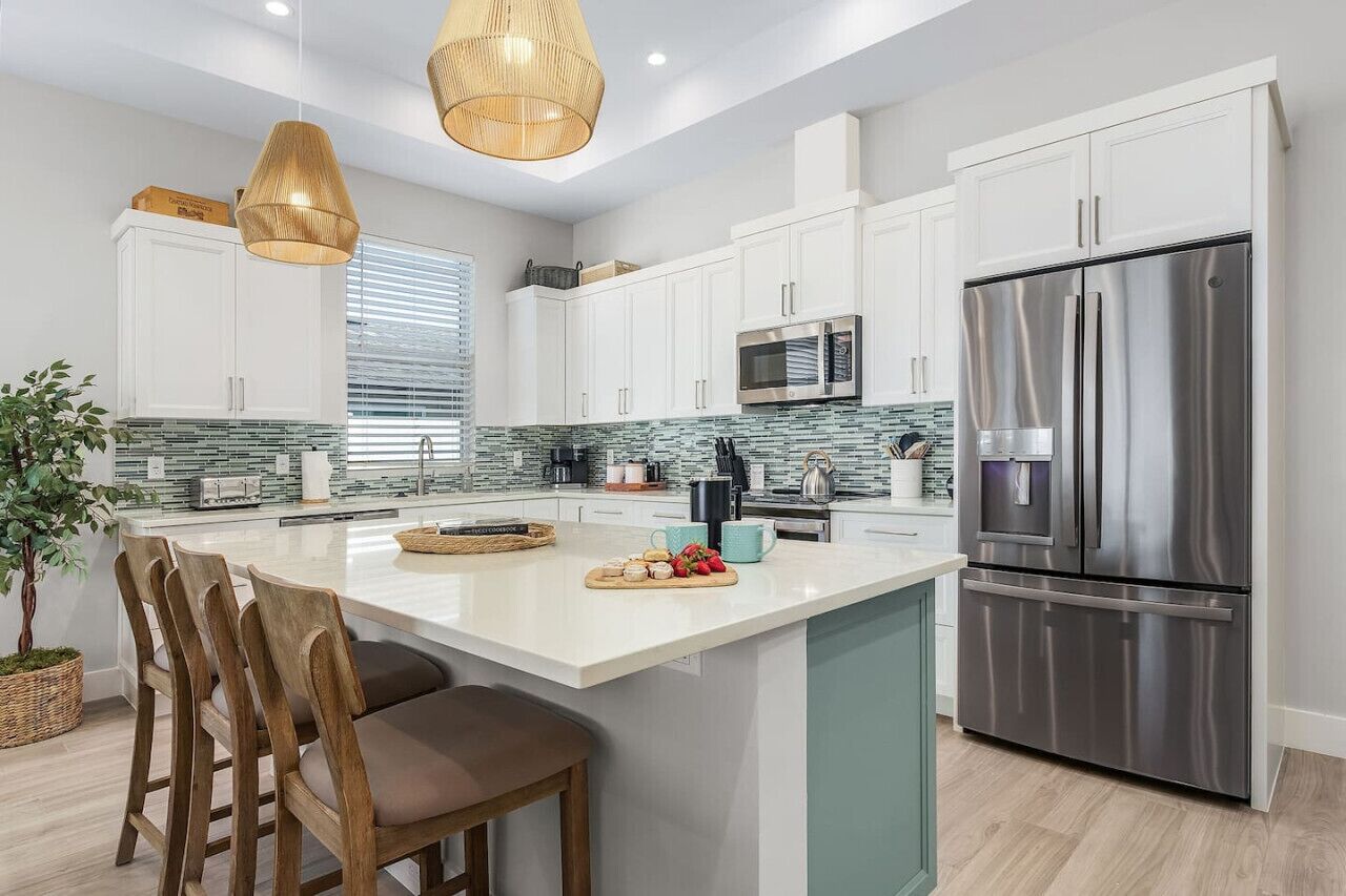 Kylskåp, mikrovågsugn, ugn och spishäll