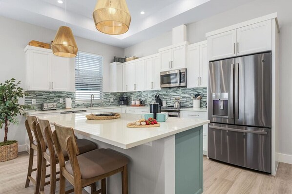 Een koelkast, een microgolfoven, een oven, een kookplaat