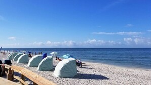 A beach with tents and a wooden fence. - Serenity retreat * the ultimate luxury getaway (Naples)