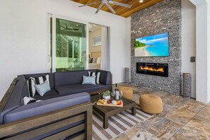 Smart TV y chimenea 