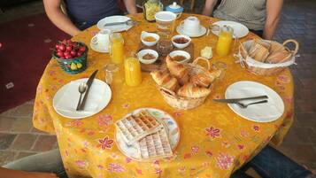 Free daily continental breakfast