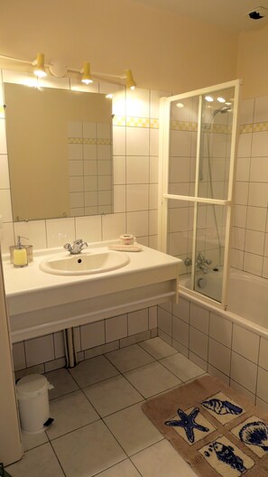 Superior Double Room, Ensuite, Garden View (Le Colombier) | Bathroom